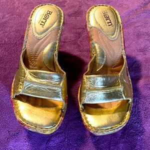 EUC Born wedge sandal size 7